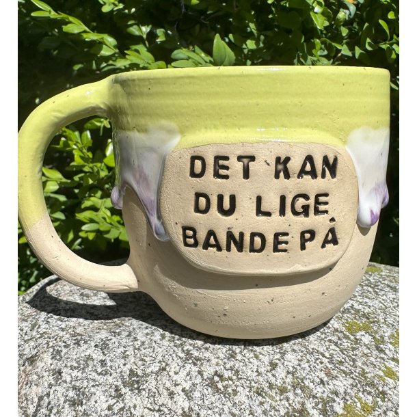 Limegrn kop med lilla lbeglasur og teksten "det kan du lige bande p"