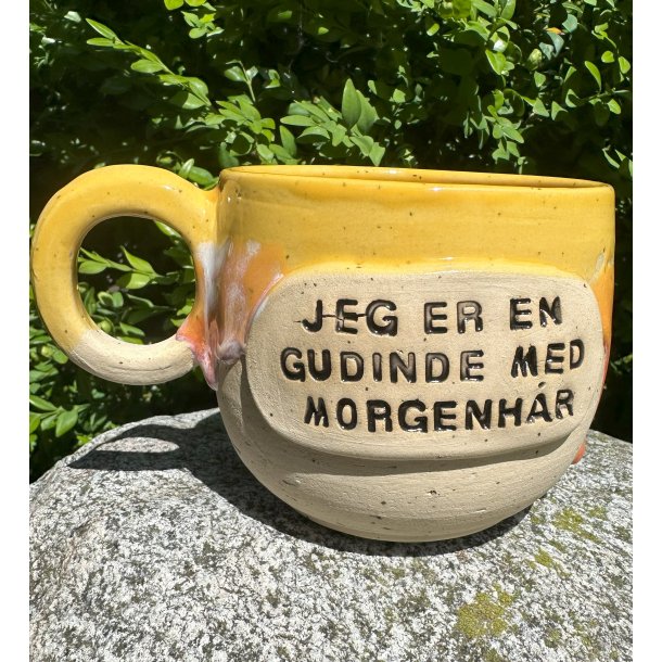 Solgul kop med rd lbeglasur og teksten "jeg er en gudinde med morgenhr"