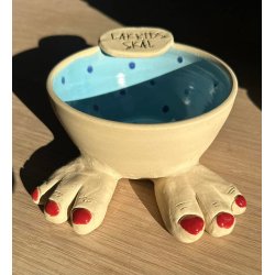 Keramik sk�l lysebl� med m�rkebl� prikker og tekst "Lakrids sk�l" � 12 cm