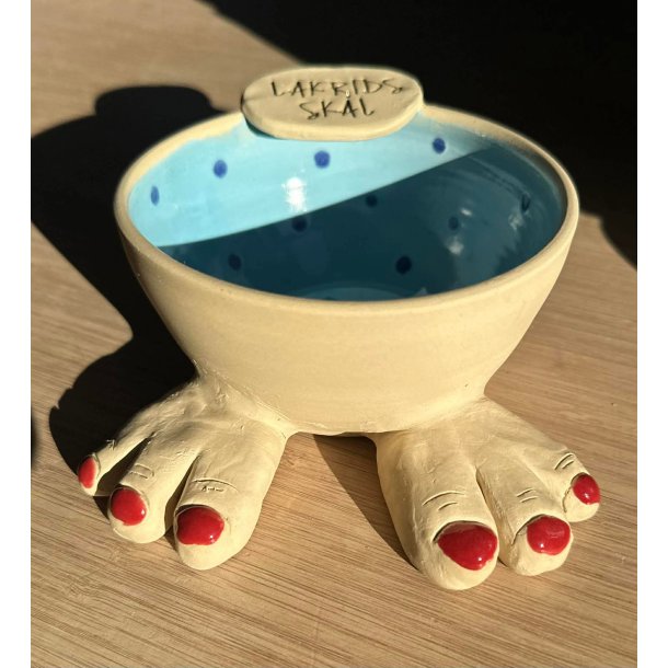 Keramik sk�l lysebl� med m�rkebl� prikker og tekst "Lakrids sk�l" � 12 cm