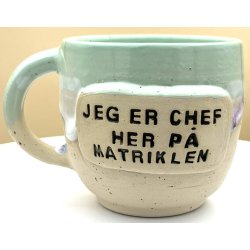Keramik krus m/hank og citat-tekst "Jeg er chef her p� matriklen"