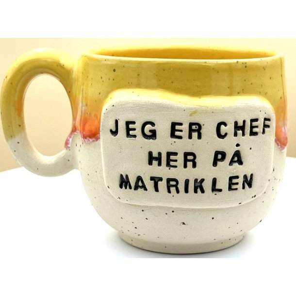 Keramik krus m/hank og citat-tekst "Jeg er chef her p� matriklen"