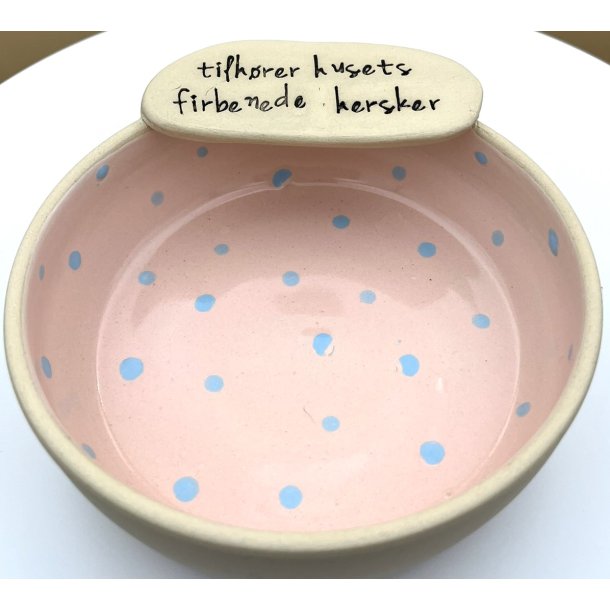 Keramik sk�l rosa med bl� prikker og tekst "tilh�rer husets firbenede hersker" � 13 cm