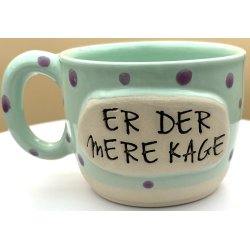 Keramik krus m/hank i farven lime med lilla prikker og citat-tekst "Er der mere kage"