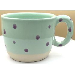 Keramik krus m/hank i farven lime med lilla prikker og citat-tekst "Er der mere kage"