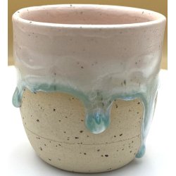 Keramik krus uden hank  pink m/gr�n l�beglasur og tekst "Smuksak"