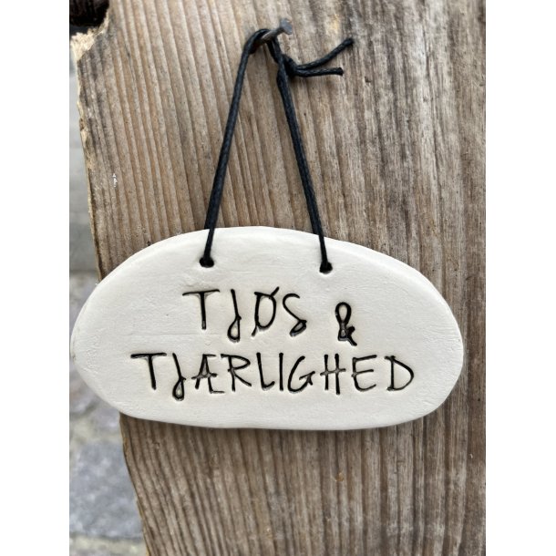 Keramik skilt og tekst "Tj�s &amp; Tj�rlighed"
