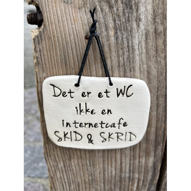 Keramik skilt og tekst "Det er et wc ikke en internetcafe..."