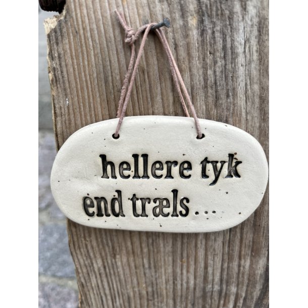 Keramik skilt og tekst "hellere tyk end tr�ls..."