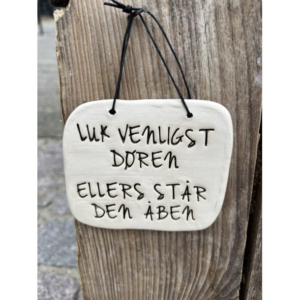 Keramik skilt og tekst "Luk venligst d�ren ellers st�r den �ben"