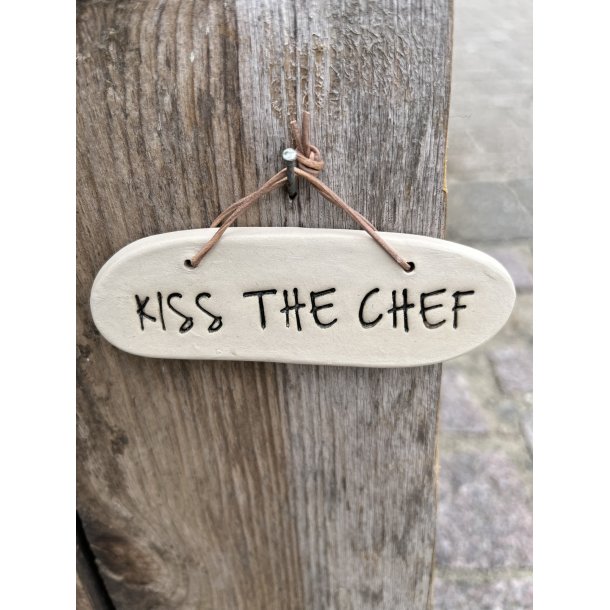 Keramik skilt og tekst "Kiss the chef"