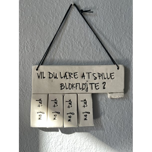 Keramik skilt og tekst "Vil du l�re at spille blokfl�jte ? nej tak"
