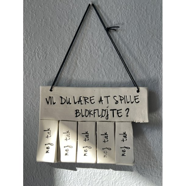 Keramik skilt og tekst "Vil du l�re at spille blokfl�jte ? nej tak"