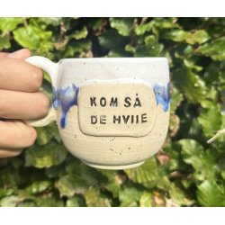 Keramik krus m/hank og citat-tekst "Kom s de hviie"
