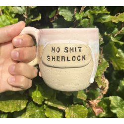 Keramik krus m/hank og citat-tekst "No shit sherlock"