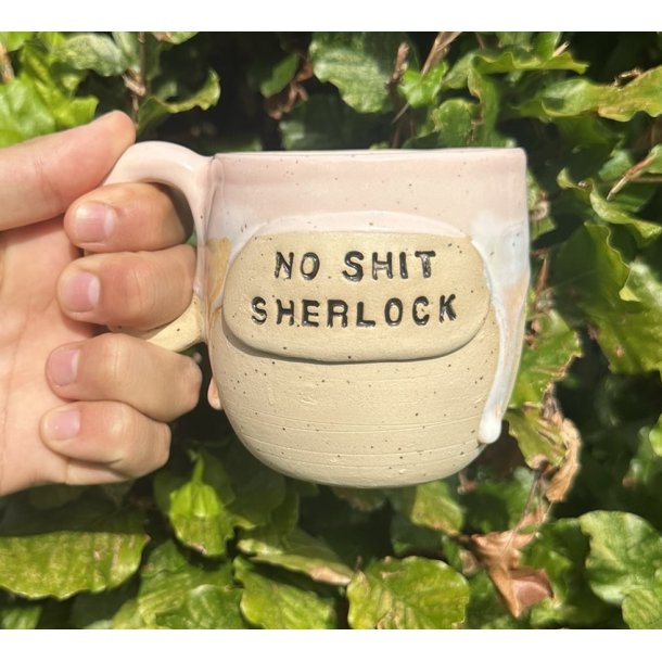 Keramik krus m/hank og citat-tekst "No shit sherlock"