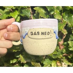 Keramik krus m/hank og citat-tekst "Bas ned"