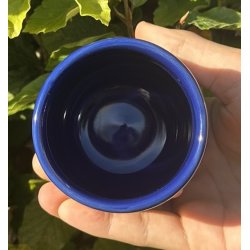 Keramik krus uden hank mrkebl med lyserd lbeglasur