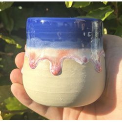 Keramik krus uden hank mrkebl med lyserd lbeglasur