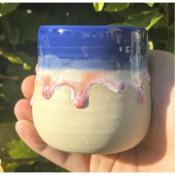 Keramik krus uden hank mrkebl med lyserd lbeglasur