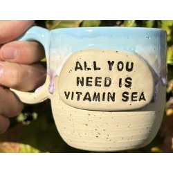 Keramik krus m/hank og citat-tekst "All you need is vitamin sea"