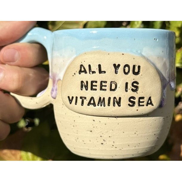 Keramik krus m/hank og citat-tekst "All you need is vitamin sea"