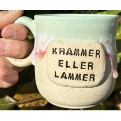 Keramik krus m/hank og citat-tekst "Krammer eller lammer"