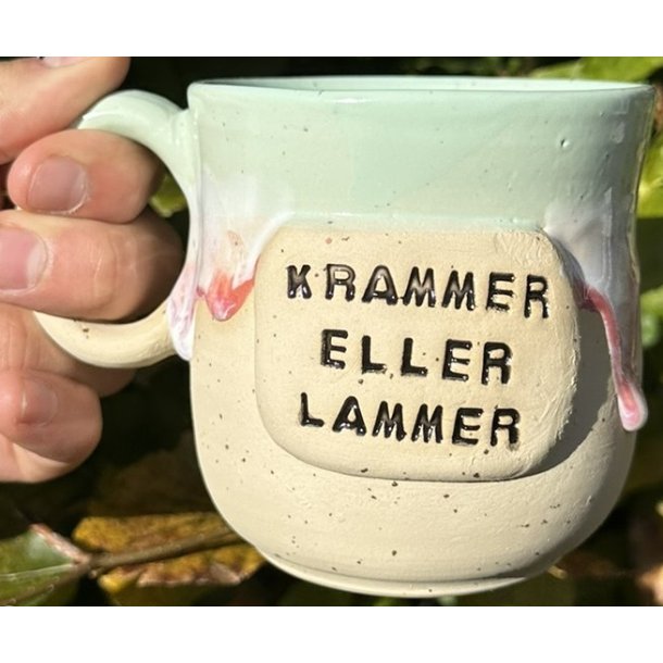 Keramik krus m/hank og citat-tekst "Krammer eller lammer"
