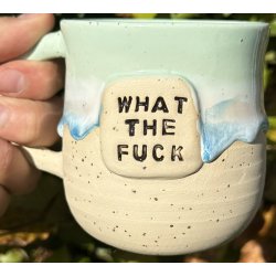 Keramik krus m/hank og citat-tekst "What the fuck"