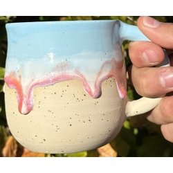 Keramik krus m/hank og citat-tekst "S snakker vi ikke mere om det"