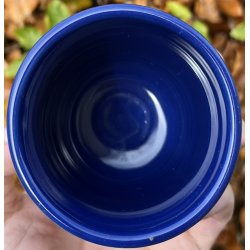 Keramik krus uden hank mrkebl med lyserd lbeglasur