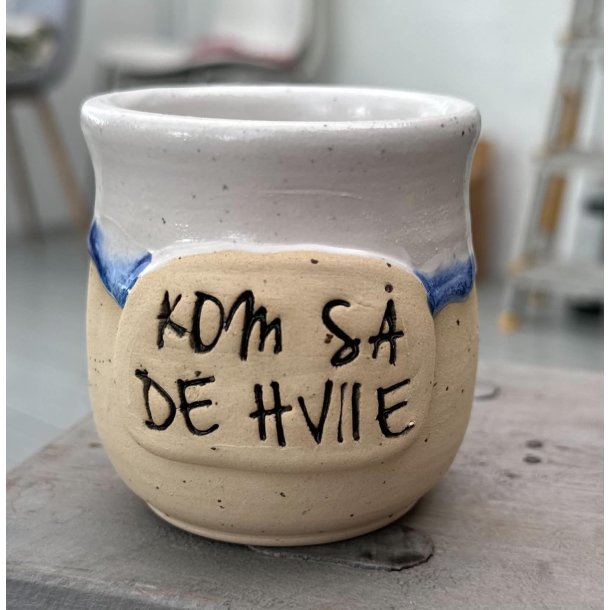 Keramik krus uden hank  og tekst "Kom s� de hviie"