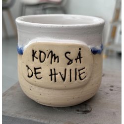 Keramik krus uden hank  og tekst "Kom s� de hviie"