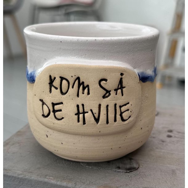 Keramik krus uden hank  og tekst "Kom s� de hviie"