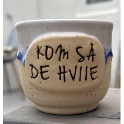 Keramik krus uden hank  og tekst "Kom s� de hviie"