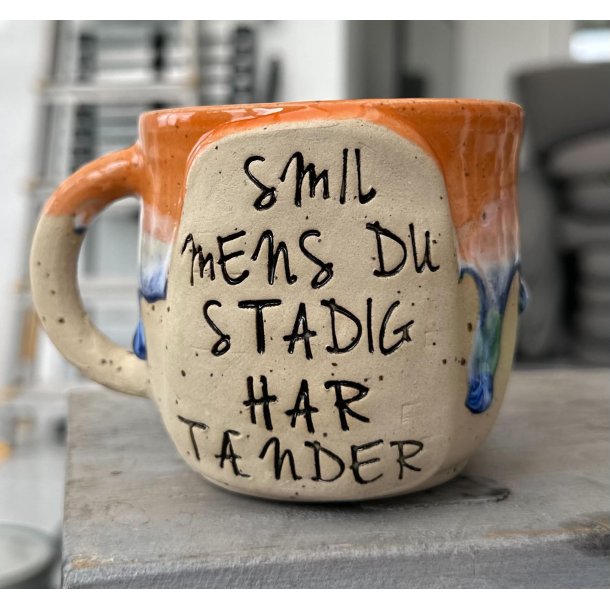 Keramik krus m/hank og citat-tekst "Smil mens du stadig har t�nder"