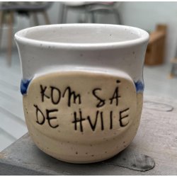 Keramik krus uden hank  og tekst "Kom s� de hviie"