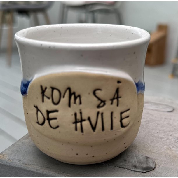 Keramik krus uden hank  og tekst "Kom s� de hviie"