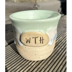 Keramik krus uden hank  lime m/lysebl� l�beglasur og tekst "WTH"