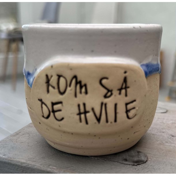 Keramik krus uden hank  og tekst "Kom s� de hviie"