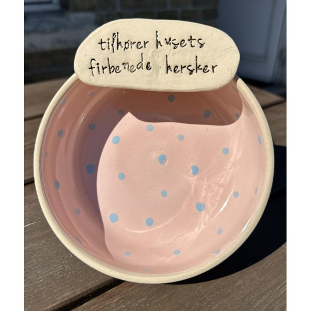 Keramik sk�l rosa med bl� prikker og tekst "tilh�rer husets firbenede hersker" � 13 cm