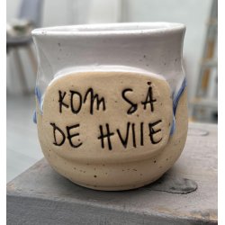 Keramik krus uden hank  og tekst "Kom s� de hviie"