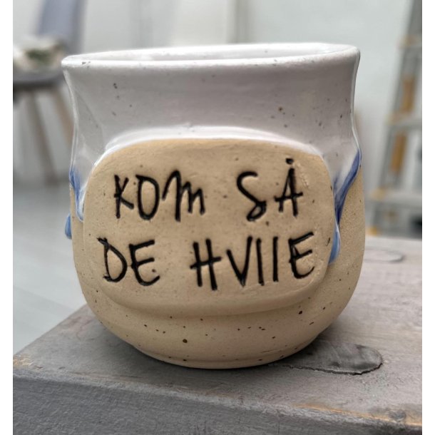 Keramik krus uden hank  og tekst "Kom s� de hviie"