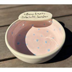 Keramik sk�l rosa med bl� prikker og tekst "tilh�rer husets firbenede hersker" � 13 cm