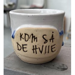 Keramik krus uden hank  og tekst "Kom s� de hviie"