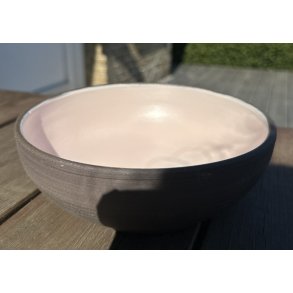 Stor keramik sk�l i m�rkt ler med indvendig pink glasur � 17 cm