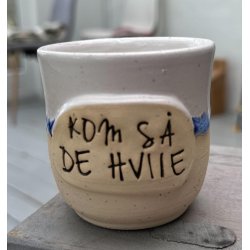 Keramik krus uden hank  og tekst "Kom s� de hviie"