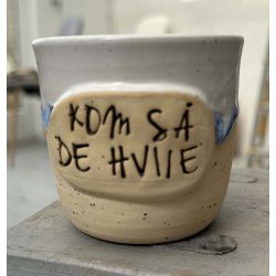 Keramik krus uden hank  og tekst "Kom s� de hviie"