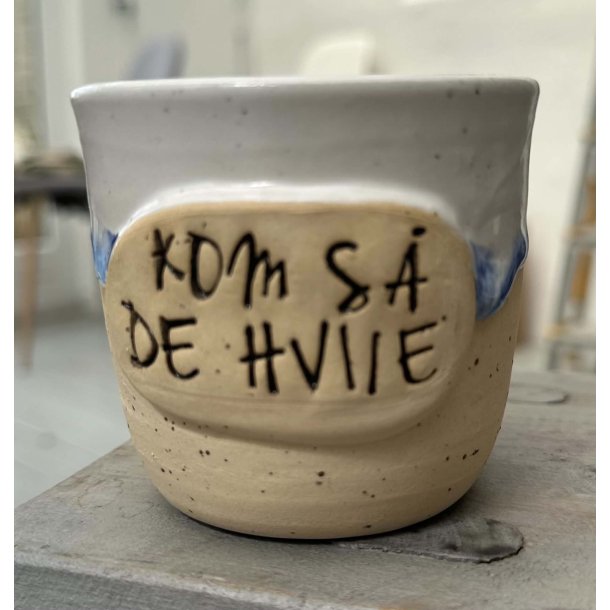 Keramik krus uden hank  og tekst "Kom s� de hviie"
