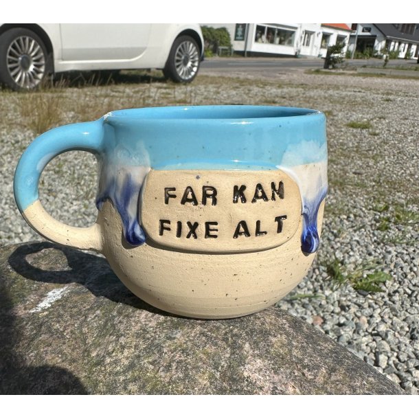Lyseblå krus med mærkeblå løbeglasur og teksten "Far kan fixe alt "